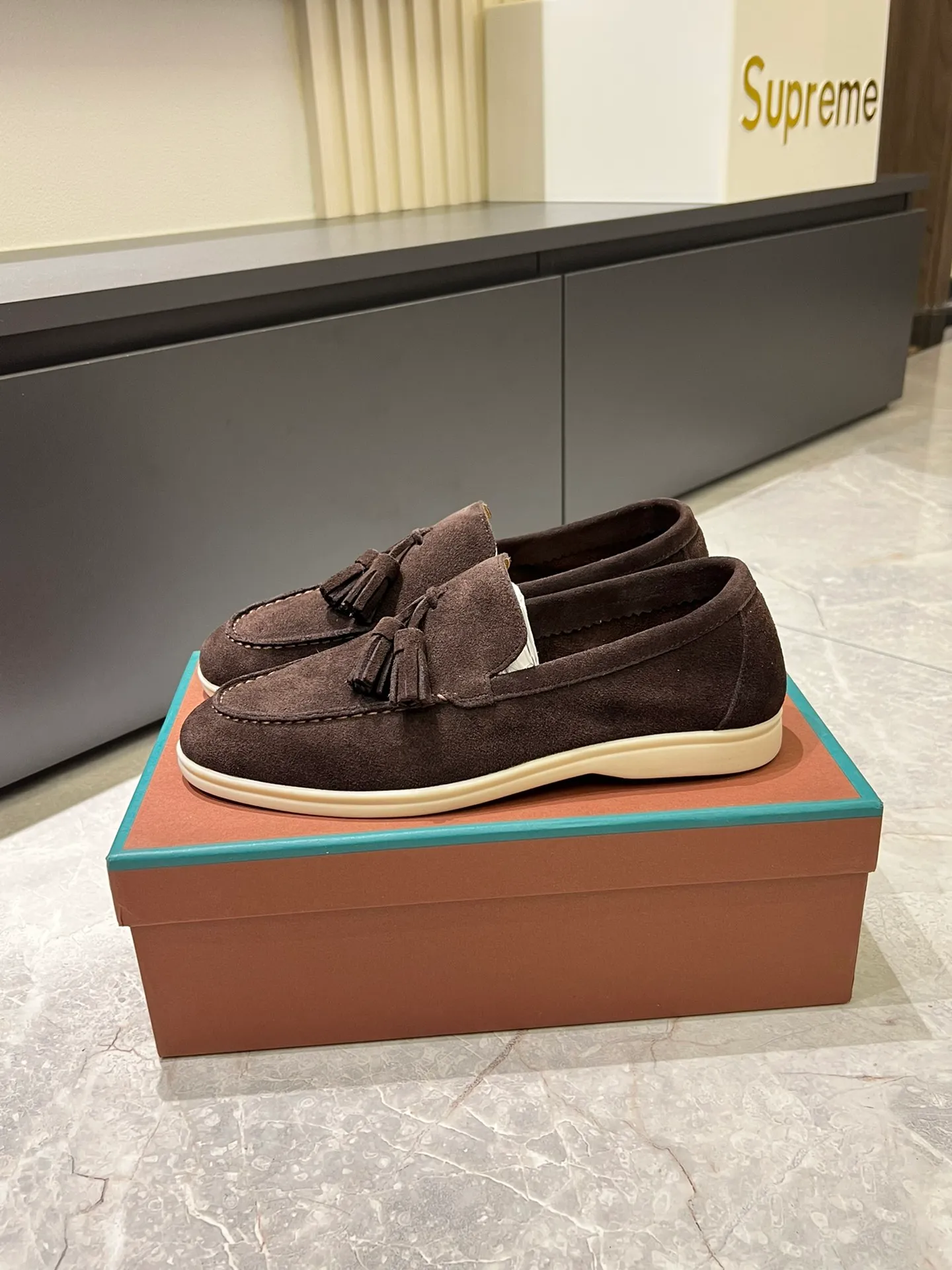 Men's shoes 💰p360 "Loro men's shoes 💰pian'*" Classic L men's shoes for couples 💰p Top version British flat loafers, a must-have item in old money style, the minimalist design is eye-catching and durable, a plus point for dressing The soft foot feel and texture are outstanding. They don’t scratch your feet and are very nice. They are matched with soft and waxy soles. They can be worn daily for a long time without getting tired. They are easy to wear, versatile and classic items, with perfect foot feel and texture! Imported cashmere fabric, the lining is made of imported A-grade water-dyed cow lining, the top version of the genuine leather midsole is sewn with pure handmade mark thread! Size: Female 35-40 (34. Customized) Male 38-44 (45.46. Customized)